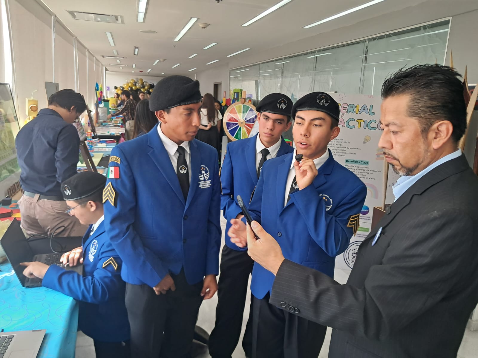 Estudiantes del BBM Celaya interactuando con personas sordas y aprendiendo LSM