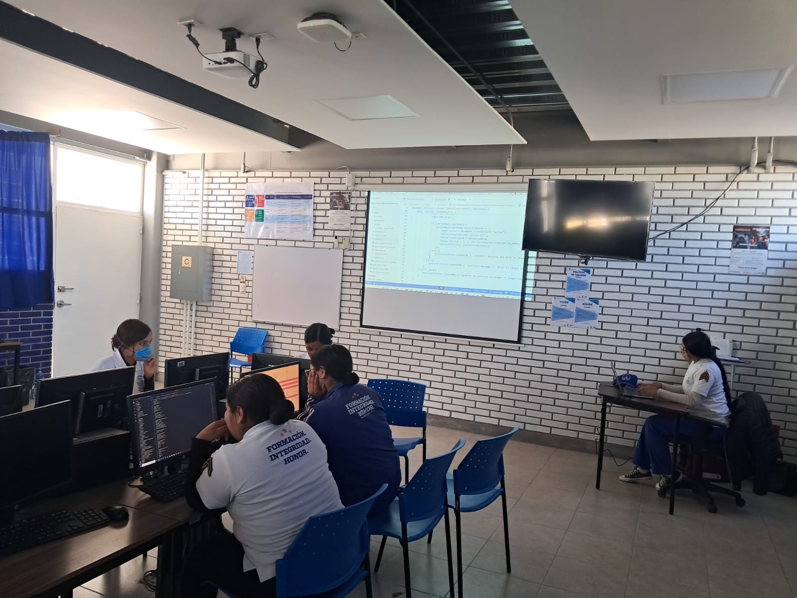 Estudiantes del BBM Celaya trabajando en un proyecto STEAM relacionado con LSM